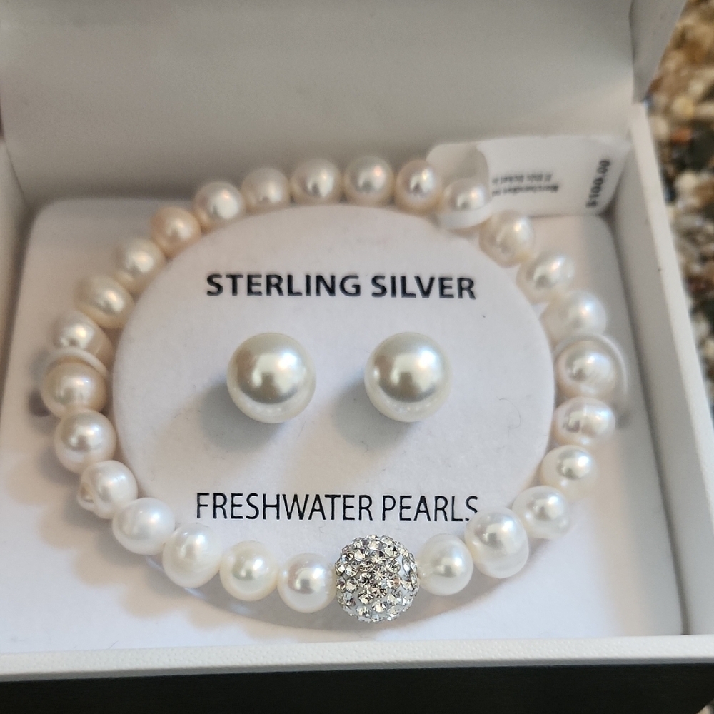 Elegant Freshwater Pearl Bracelet and‎ Earring Set
